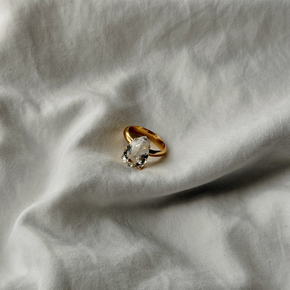 Pear Shape Travel Ring - 18k Gold - Reconstituted Diamond